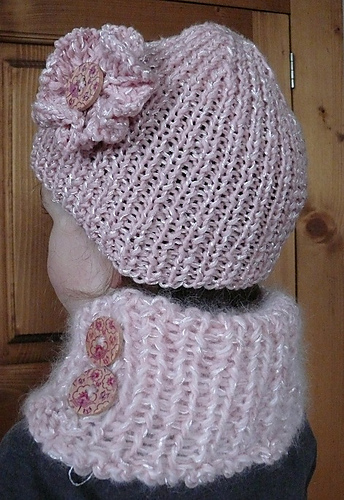 Flowery set: hat and collar matched photo 2