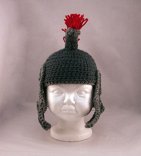 Romersk hjelm med hakebeslag og frynset topplue - 2013 Serena Gunter