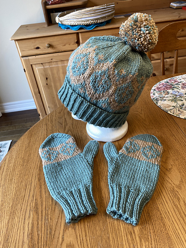 Be-Leaf-It Hat and Mittens photo 4