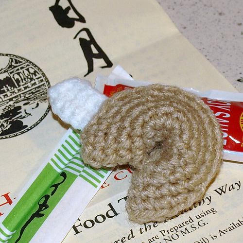 ravelry-fortune-cookie-amigurumi-pattern-by-yolanda-munoz