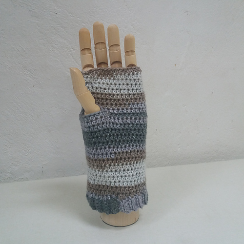 Ravelry Burdock Gloves pattern by Clare Blowers