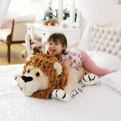 Ravelry Lion plush pillow pattern by Iris Klyut