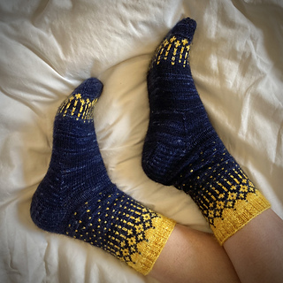 I have a 21cm (8.5”) foot and I am wearing the size 3 in the photos.