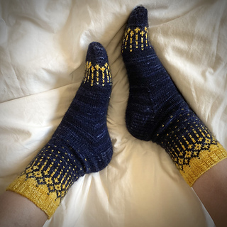 I have a 21cm (8.5”) foot and I am wearing the size 3 in the photos.