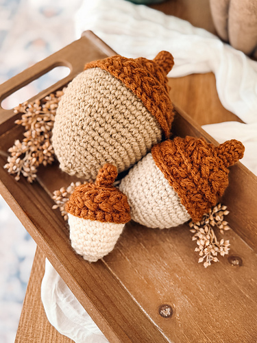 Wheat Stitch Acorns