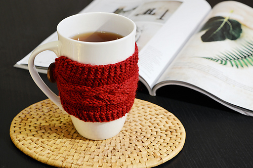 Braided cable mug cosy