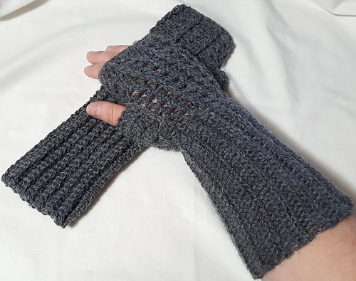 Slanting Shells Fingerless Gloves photo 1