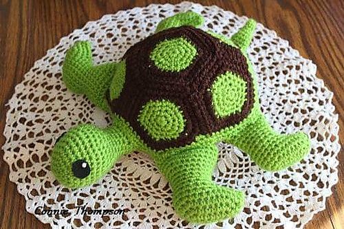 Mamma og baby skilpadde minnelek - Crochet by Coraggio