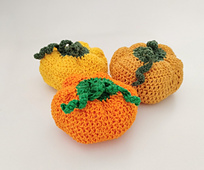 Piccole zucche all'uncinetto, perfette in estate come segnaposto, centro tavola o decorazione per la casa.