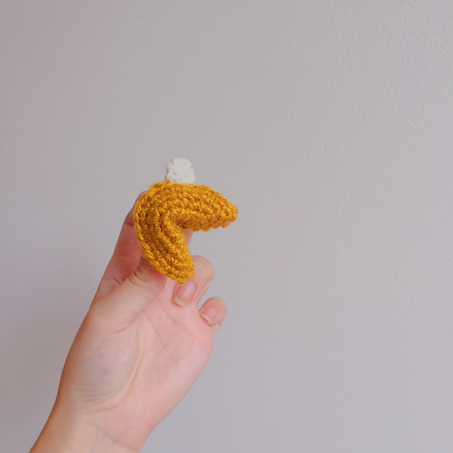 ravelry-fortune-cookie-amigurumi-pattern-by-donde-esta-mi-crochet