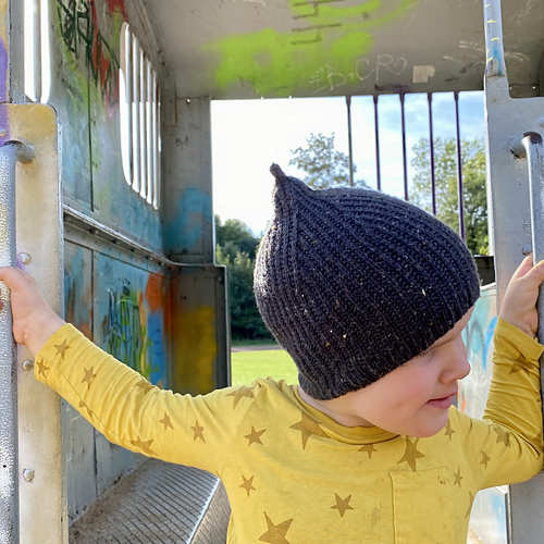 Ravelry Little Onion Hat pattern by DUCATHI