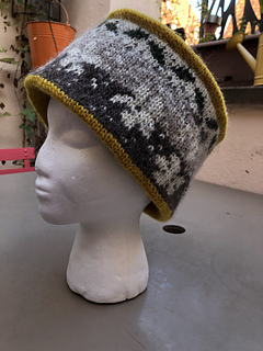 Ravelry: toque Fleurs de Cerisier pattern by Dames des Mailles