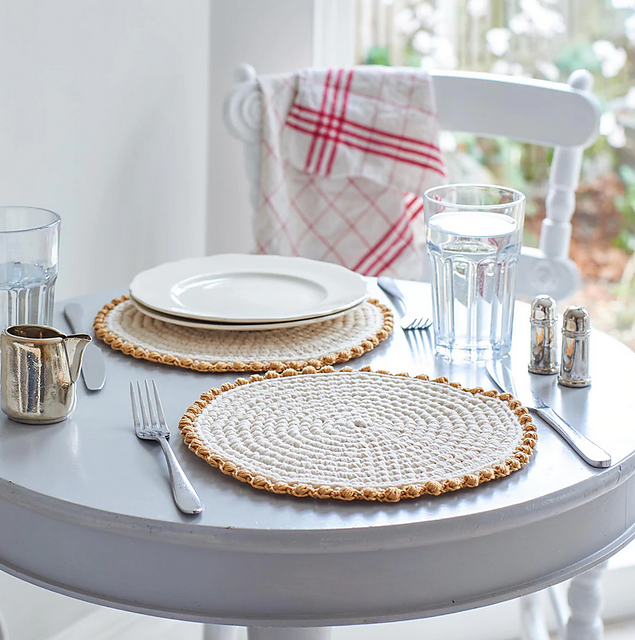 Ravelry Circular Table Mats pattern by Kate Eastwood