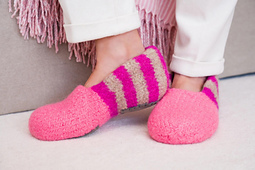 Gr. 38/39 Lana Grossa Feltro 
Col 1 (Streifenfarbe):   38 Pink, 100g
Col 2 (Streifenfarbe): „Feltro Farbe 24, Beige, 50-100g
Farbe 3 (Spitze): „Feltro“ Farbe 123, Bonbonrosa, 150-200g