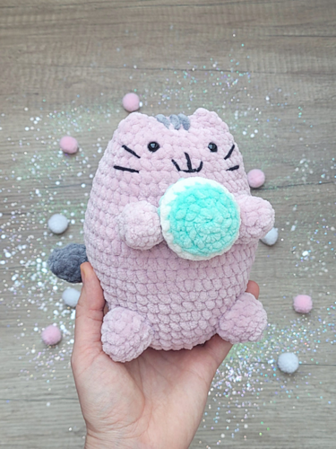 Fet Kitten Pusheen-katt med Macaron. - Olga Burkovtseva