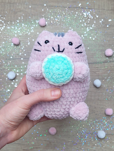 Fet Kitten Pusheen-katt med Macaron. - Olga Burkovtseva