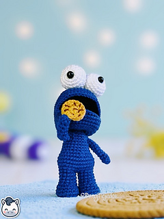 Handmade Cookie Monster amigurumi inspired by Sesame Street, a perfect crochet pattern for fans of Jim Henson, 80s nostalgia, and geek plush collectibles.