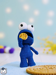 Handmade Cookie Monster amigurumi inspired by Sesame Street, a perfect crochet pattern for fans of Jim Henson, 80s nostalgia, and geek plush collectibles.