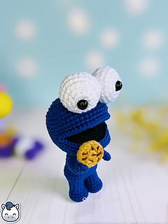 Handmade Cookie Monster amigurumi inspired by Sesame Street, a perfect crochet pattern for fans of Jim Henson, 80s nostalgia, and geek plush collectibles.