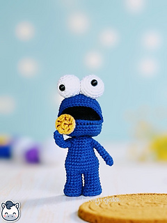 Handmade Cookie Monster amigurumi inspired by Sesame Street, a perfect crochet pattern for fans of Jim Henson, 80s nostalgia, and geek plush collectibles.