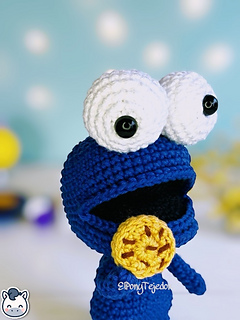 Handmade Cookie Monster amigurumi inspired by Sesame Street, a perfect crochet pattern for fans of Jim Henson, 80s nostalgia, and geek plush collectibles.