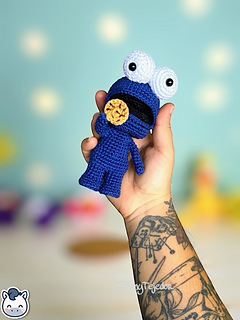 Handmade Cookie Monster amigurumi inspired by Sesame Street, a perfect crochet pattern for fans of Jim Henson, 80s nostalgia, and geek plush collectibles.
