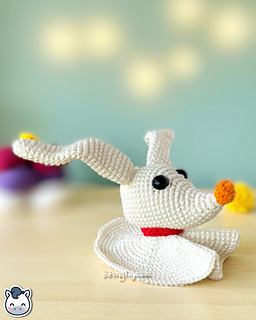 Handmade Zero amigurumi inspired by Tim Burton’s The Nightmare Before Christmas, a perfect pattern for fans of Jack Skellington and spooky Halloween aesthetics.