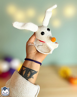 Handmade Zero amigurumi inspired by Tim Burton’s The Nightmare Before Christmas, a perfect pattern for fans of Jack Skellington and spooky Halloween aesthetics.