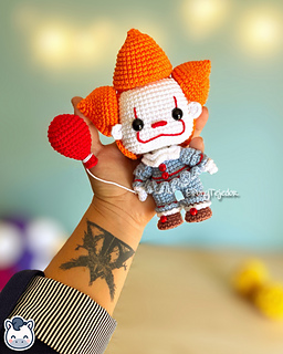 Handmade Pennywise amigurumi inspired by Stephen King’s IT, a perfect pattern for fans of horror, Halloween, and spooky geek collectibles.