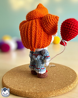 Handmade Pennywise amigurumi inspired by Stephen King’s IT, a perfect pattern for fans of horror, Halloween, and spooky geek collectibles.