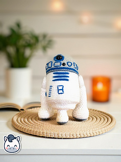Handmade R2-D2 amigurumi inspired by Star Wars, a cute and geeky crochet pattern PDF for Star Wars fans and Funko-style plush lovers.