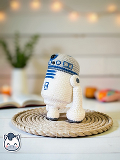 Handmade R2-D2 amigurumi inspired by Star Wars, a cute and geeky crochet pattern PDF for Star Wars fans and Funko-style plush lovers.