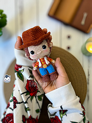 Handmade Woody amigurumi inspired by Disney Pixar’s Toy Story, a fun and nostalgic crochet pattern PDF for cowboy fans and geek collectors.