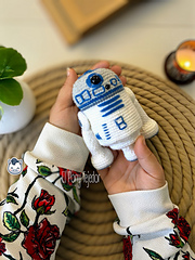 Handmade R2-D2 amigurumi inspired by Star Wars, a cute and geeky crochet pattern PDF for Star Wars fans and Funko-style plush lovers.