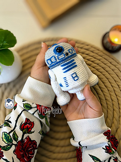 Handmade R2-D2 amigurumi inspired by Star Wars, a cute and geeky crochet pattern PDF for Star Wars fans and Funko-style plush lovers.