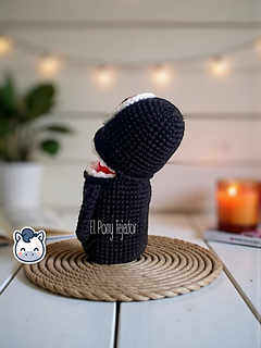 Handmade No Face (Kaonashi) amigurumi inspired by Studio Ghibli’s Spirited Away, a perfect pattern for fans of anime, kawaii style and Japanese fantasy.