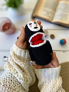 Handmade No Face (Kaonashi) amigurumi inspired by Studio Ghibli’s Spirited Away, a perfect pattern for fans of anime, kawaii style and Japanese fantasy.