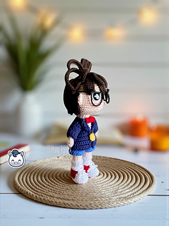 Handmade Detective Conan amigurumi inspired by Gosho Aoyama’s Case Closed, a perfect pattern for anime and mystery fans.