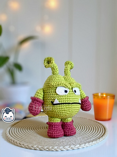 Amigurumi hecho a mano del Rey Nikochan y su sirviente, inspirado en Dr. Slump. Un patrón de crochet en PDF ideal para fans de Toriyama y amantes del anime.