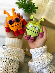 Amigurumi hecho a mano del Rey Nikochan y su sirviente, inspirado en Dr. Slump. Un patrón de crochet en PDF ideal para fans de Toriyama y amantes del anime.
