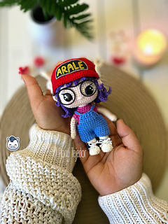 Handmade Arale amigurumi inspired by Akira Toriyama’s Dr. Slump, a perfect crochet pattern for anime, kawaii and manga fans.