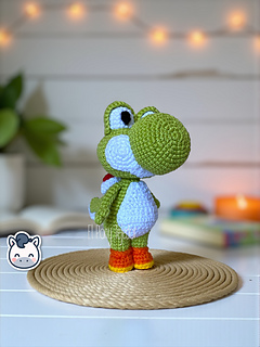 Handmade Yoshi amigurumi inspired by Nintendo’s Super Mario Bros, a perfect pattern for fans of Mario, Mushroom Kingdom adventures and retro gaming.