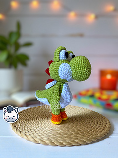 Handmade Yoshi amigurumi inspired by Nintendo’s Super Mario Bros, a perfect pattern for fans of Mario, Mushroom Kingdom adventures and retro gaming.