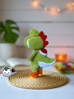 Handmade Yoshi amigurumi inspired by Nintendo’s Super Mario Bros, a perfect pattern for fans of Mario, Mushroom Kingdom adventures and retro gaming.