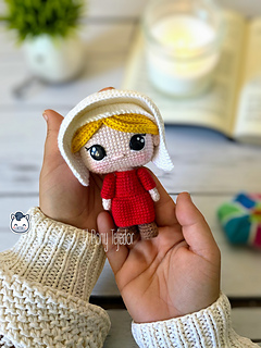 Handmade June Offred amigurumi inspired by Hulu’s The Handmaid’s Tale, a geeky and feminist crochet pattern PDF perfect for fans of dystopian stories, Margaret Atwood, and collectible plush dolls.
