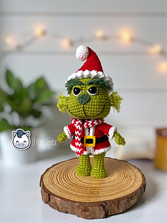 Handmade Grinch amigurumi inspired by Dr. Seuss’s How the Grinch Stole Christmas, a cute geek Christmas crochet pattern PDF perfect for festive and holiday lovers.