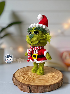 Handmade Grinch amigurumi inspired by Dr. Seuss’s How the Grinch Stole Christmas, a cute geek Christmas crochet pattern PDF perfect for festive and holiday lovers.