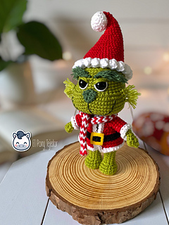 Handmade Grinch amigurumi inspired by Dr. Seuss’s How the Grinch Stole Christmas, a cute geek Christmas crochet pattern PDF perfect for festive and holiday lovers.