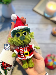 Handmade Grinch amigurumi inspired by Dr. Seuss’s How the Grinch Stole Christmas, a cute geek Christmas crochet pattern PDF perfect for festive and holiday lovers.