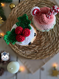 Handmade Christmas Cupcakes amigurumi inspired by festive holiday treats, cute winter crochet pattern PDF perfect for Christmas décor and cozy handmade crafts.